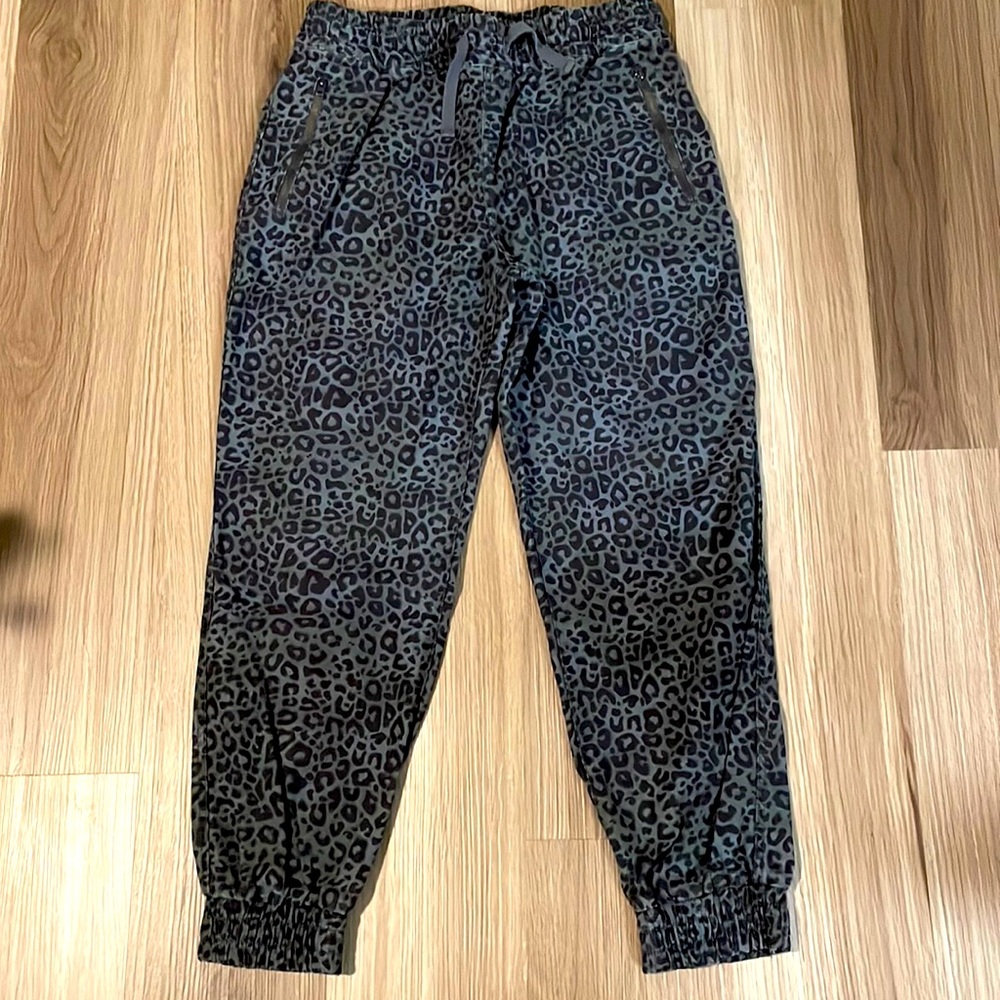 Tna Aritzia animal Print Jogger Pants - Sz L